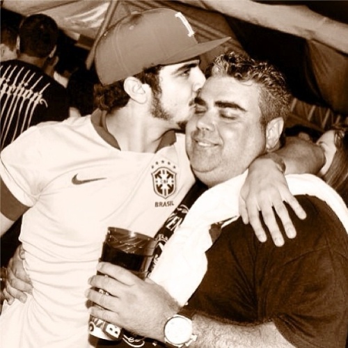 11.ago.2013 - Caio Castro publica foto dando um beijo no pai, e faz declaração no Dia dos Pais