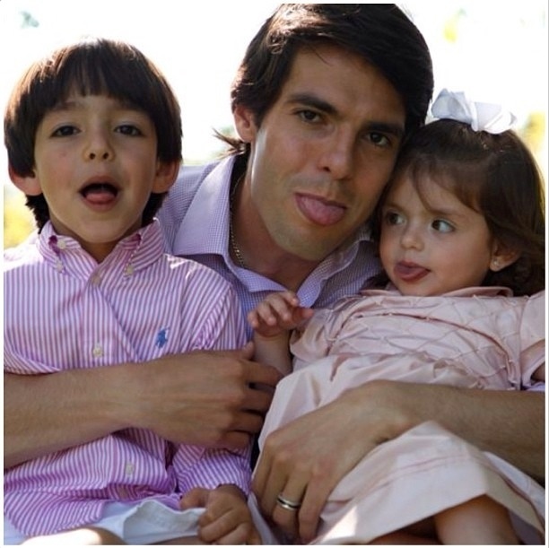 11.ago.2013 - Carol Celico homenageou o marido, Kaká, publicando foto dele com os filhos Luca e Isabella