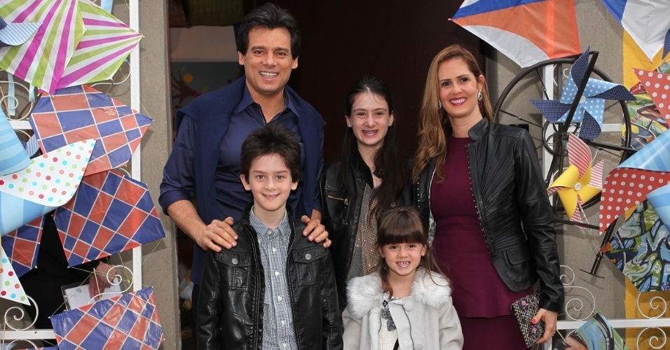 11.ago.2013 - Celso Portiolli vai com mulher e os filhos ao aniversário de dois anos de Arthur