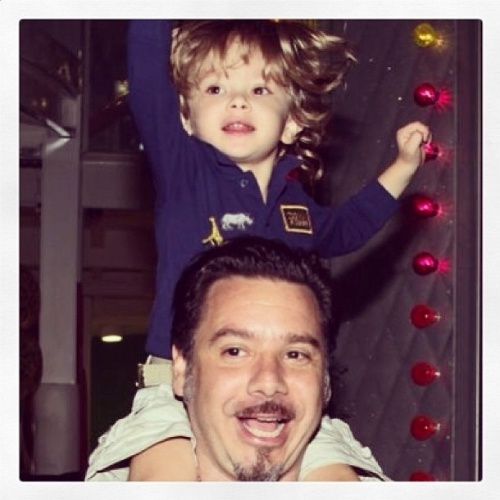 11.ago.2013 - Com uma foto do filho nos ombros do pai, Adriane Galisteu homenageou o marido, o empresário Alexandre Iódice