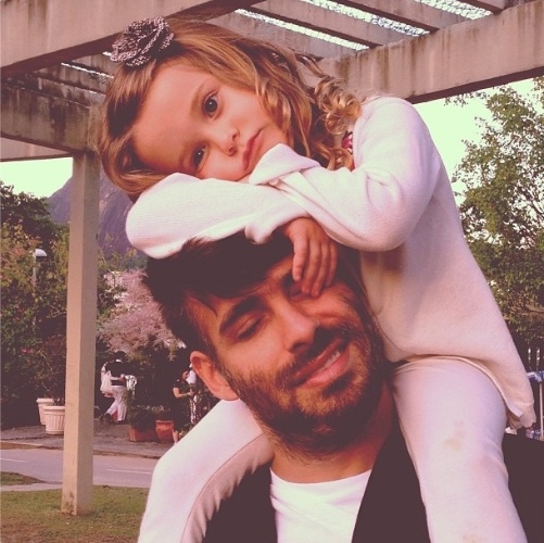 11.ago.2013 - Fernanda Rodrigues publicou uma foto do namorado Raoni Carneiro e da filha do casal, Luisa, no Dia dos Pais