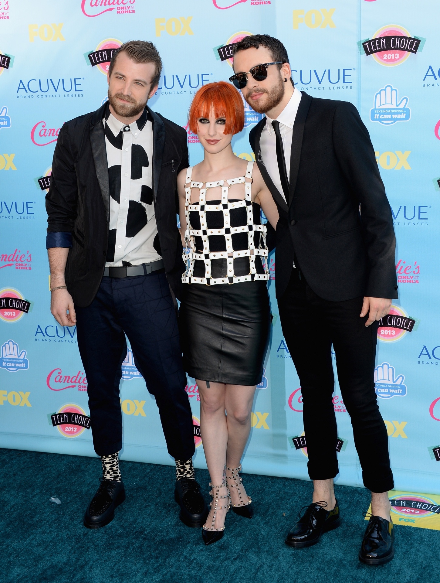 11.ago.2013 - Jeremy Davis, Hayley Williams e Taylor York, do Paramore, chegam à premiação do Teen Choice Award, em Los Angeles. Realizado pela Fox, o prêmio escolhe os melhores do ano na música, cinema,esportes, televisão e moda, na opinião de adolescentes de 13 a 19 anos - Jason Merritt/Getty Images/AFP