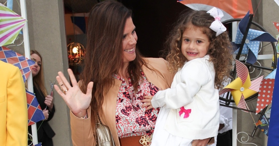 11.ago.2013 - Mariana Kupfer leva Victoria ao aniversário de Arthur. A festa, com o tema "Brincadeira de Criança" acontece em São Paulo