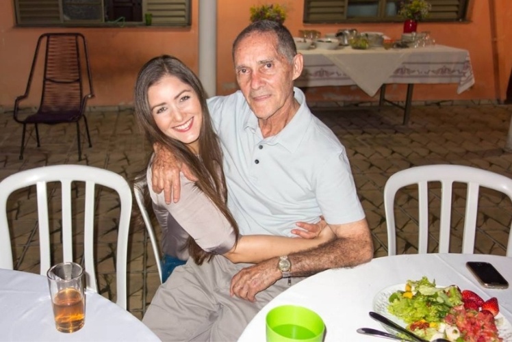 11.ago.2013 - Nana Gouvea publicou foto em que o pai está sentado no seu colo.