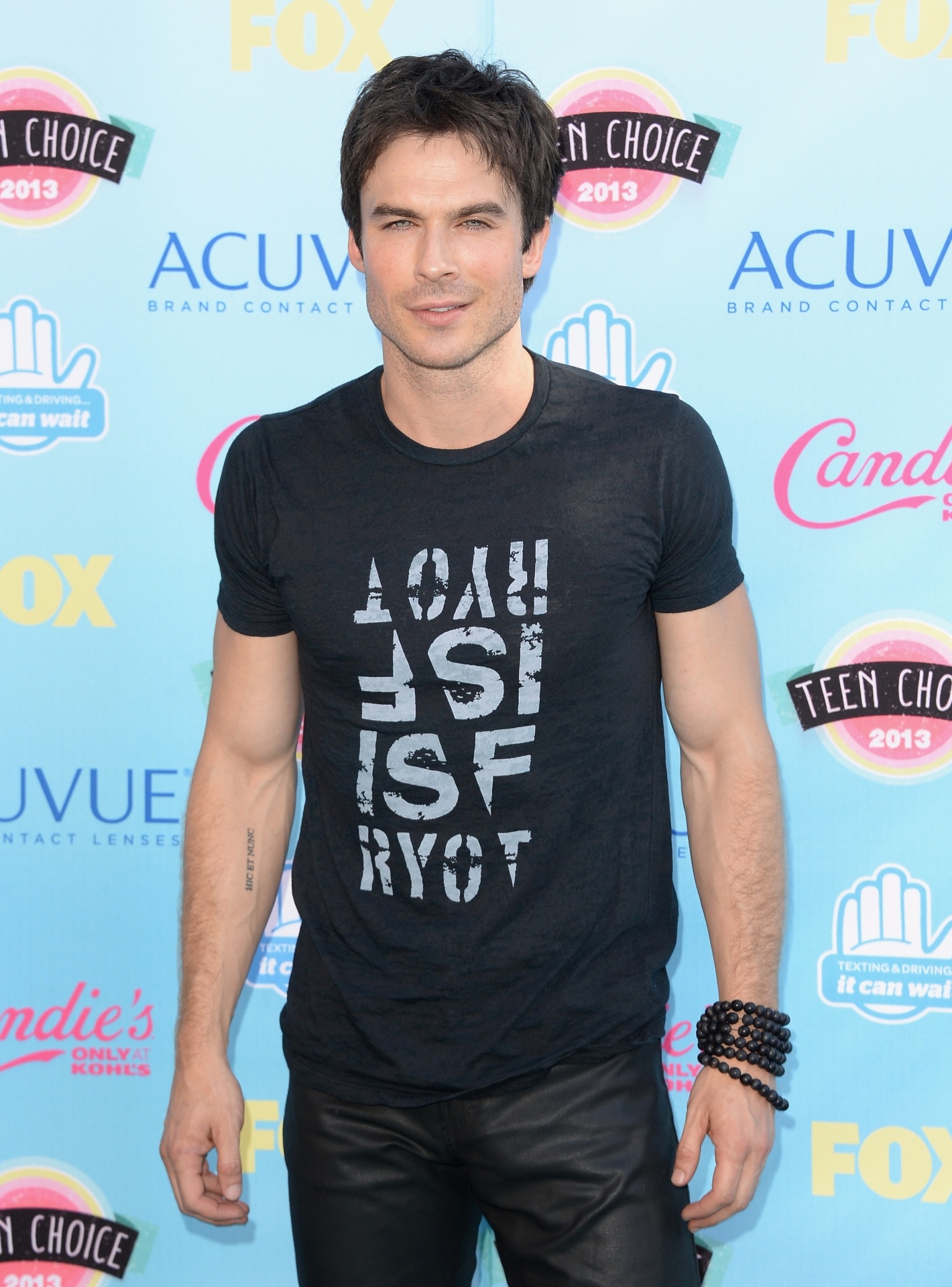 11.ago.2013 - O ator Ian Somerhalder, da série "The Vampire Diaries", posa no tapete vermelho do Teen Choice Award, em Los Angeles. Realizado pela Fox, o prêmio escolhe os melhores do ano na música, cinema,esportes, televisão e moda, na opinião de adolescentes de 13 a 19 anos - Jason Merritt/Getty Images/AFP