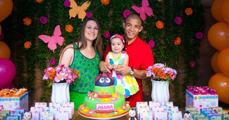 11.ago.2013 - O lutador de MMA José Aldo e sua mulher, Viviane, comemoram o aniversário de um ano de sua filha, Joana, em uma casa de festas em Botafogo, zona sul do Rio de Janeiro