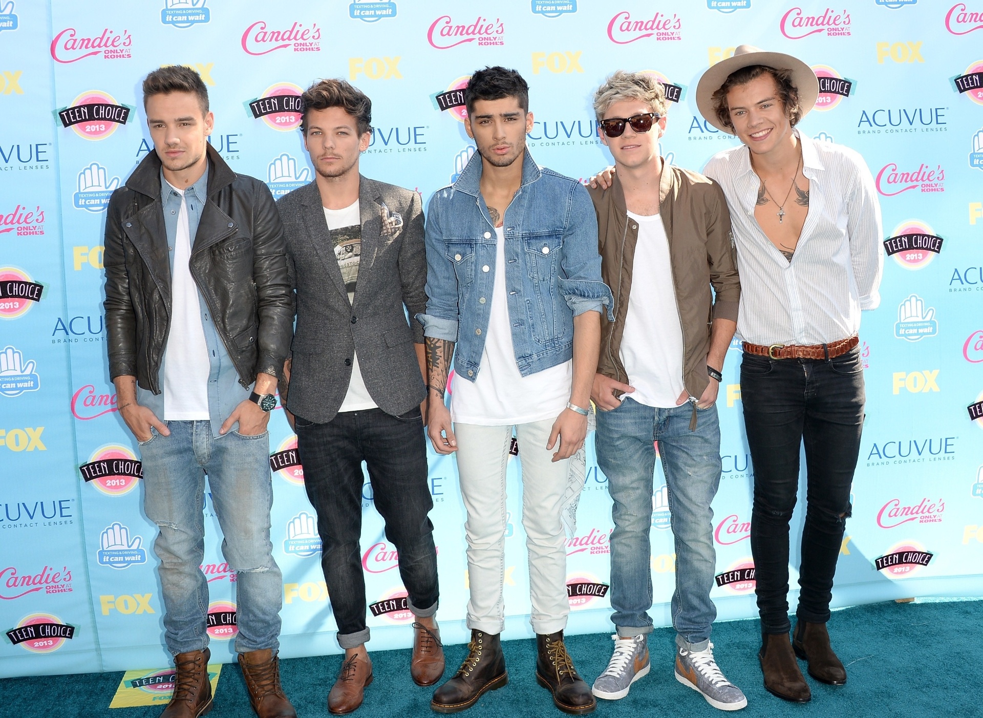 11.ago.2013 - Os cantores Liam Payne, Louis Tomlinson, Zayn Malik, Niall Horan e Harry Styles (da esq. para a dir.), do One Direction, posam no tapete vermelho do Teen Choice Award, em Los Angeles. Realizado pela Fox, o prêmio escolhe os melhores do ano na música, cinema,esportes, televisão e moda, na opinião de adolescentes de 13 a 19 anos - Jason Merritt/Getty Images/AFP