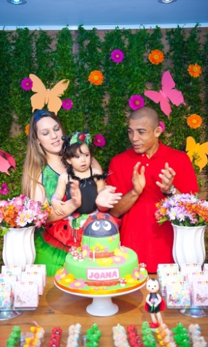 11.ago.2013 - O lutador de MMA e campeão do UFC José Aldo e a mulher, Viviane, comemoram o primeiro ano da filha, Joana, em uma casa de festas em Botafogo, no Rio de Janeiro