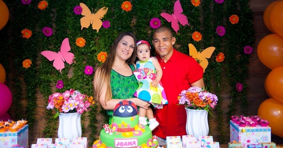 11.ago.2013 - O lutador de MMA e campeão do UFC José Aldo e a mulher, Viviane, comemoram o primeiro ano da filha, Joana, em uma casa de festas em Botafogo, no Rio de Janeiro