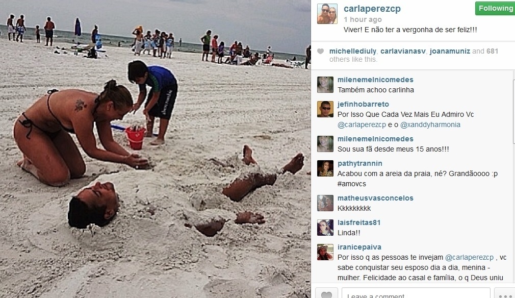 12.ago.2013 - Carla Perez brinca de enterrar Xanddy em areia da praia: "Viver! E não ter a vergonha de ser feliz!!!", escreveu ela no Instagram
