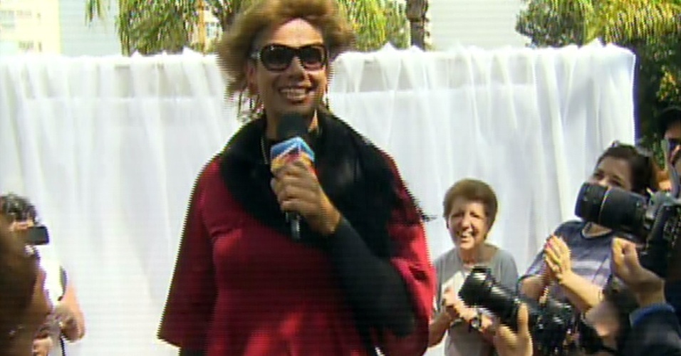 12.ago.2013 - Com vestido vermelho, Otaviano Costa se veste de mulher para o "Vídeo Show". O ator, que estreou recentemente no programa, estava apresentando uma reportagem sobre sedução