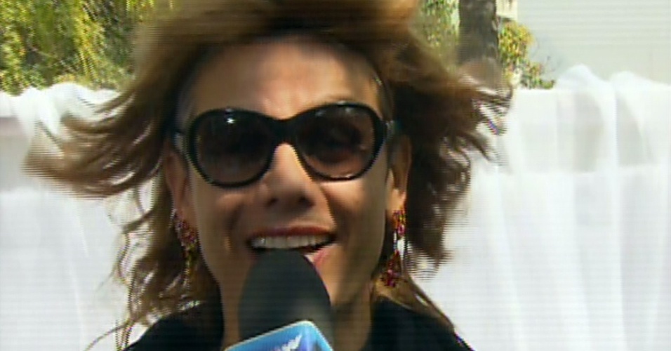 12.ago.2013 - Otaviano Costa se veste de mulher para o "Vídeo Show" e usa peruca, óculos de sol e brincos. O ator, que estreou recentemente no programa, estava apresentando uma reportagem sobre sedução
