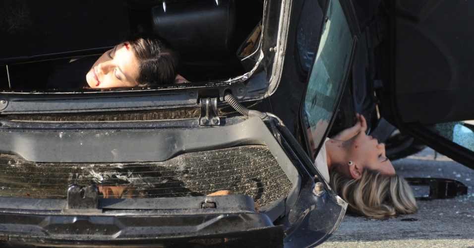 Em "Dona Xepa", Rosália e Isabela sofrem acidente de carro