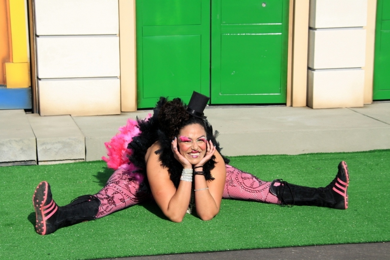 13.ago.2013 - Artista circense abre espacate durante a inauguração da Rock Street, no Rock in Rio 2013 - GRAÇA PAES/ FOTO RIO NEWS