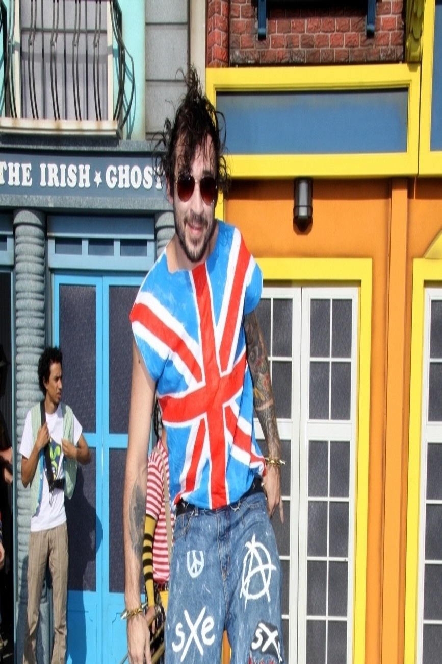 13.ago.2013 - Artista circense fica em cima da perna de pau em inauguração da Rock Street, no Rock in Rio 2013 - GRAÇA PAES/ FOTO RIO NEWS