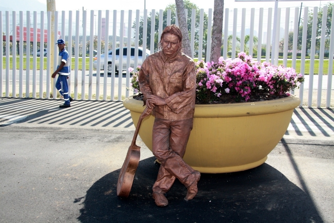 13.ago.2013 - Artista vira estátua de músico na Rock Street, no Rock in Rio 2013 - GRAÇA PAES/ FOTO RIO NEWS