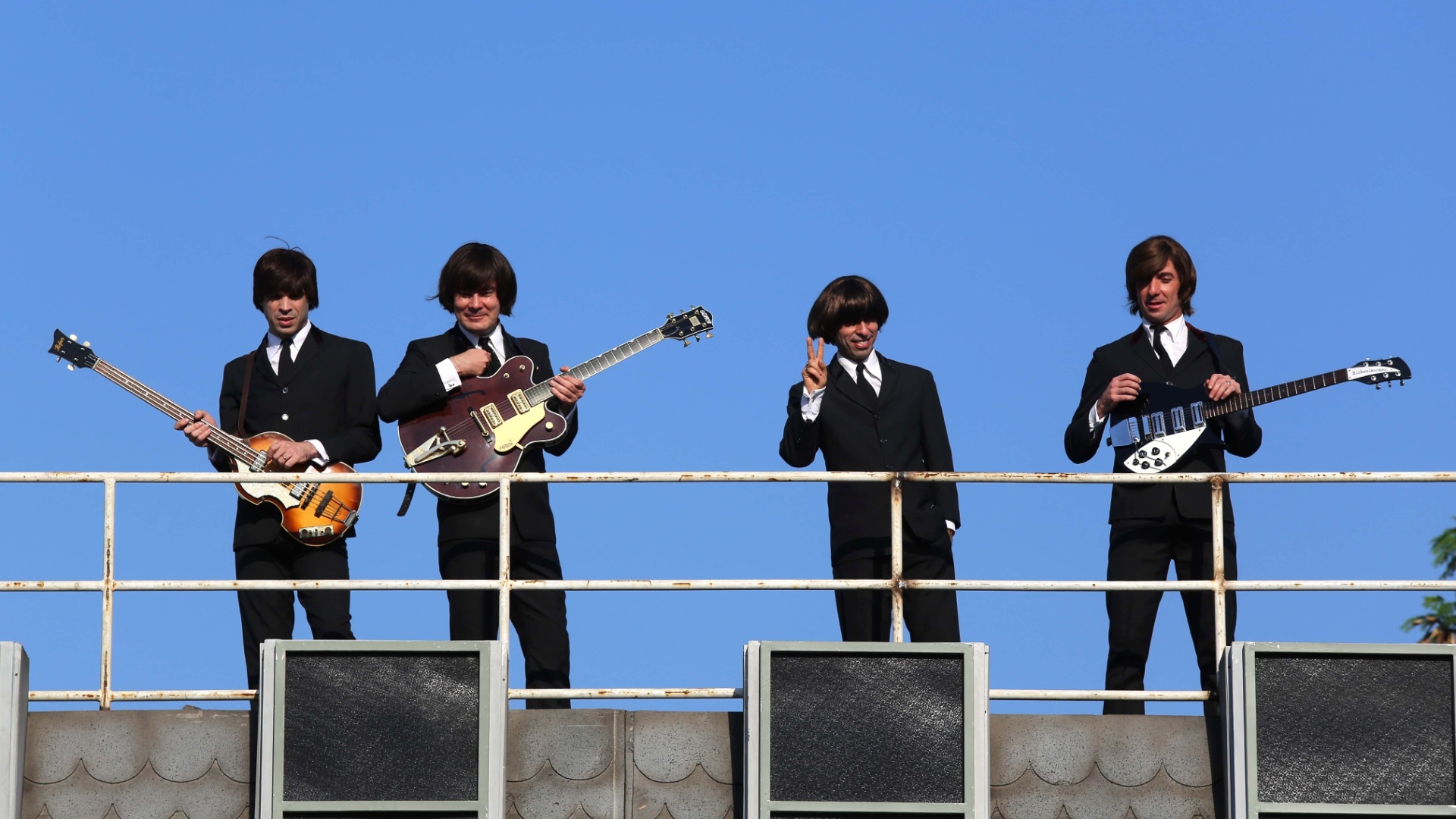 13.ago.2013 - Cover dos Beatles se apresenta na inauguração da Rock Street no Rock in Rio 2013 - Fernando Maia/UOL
