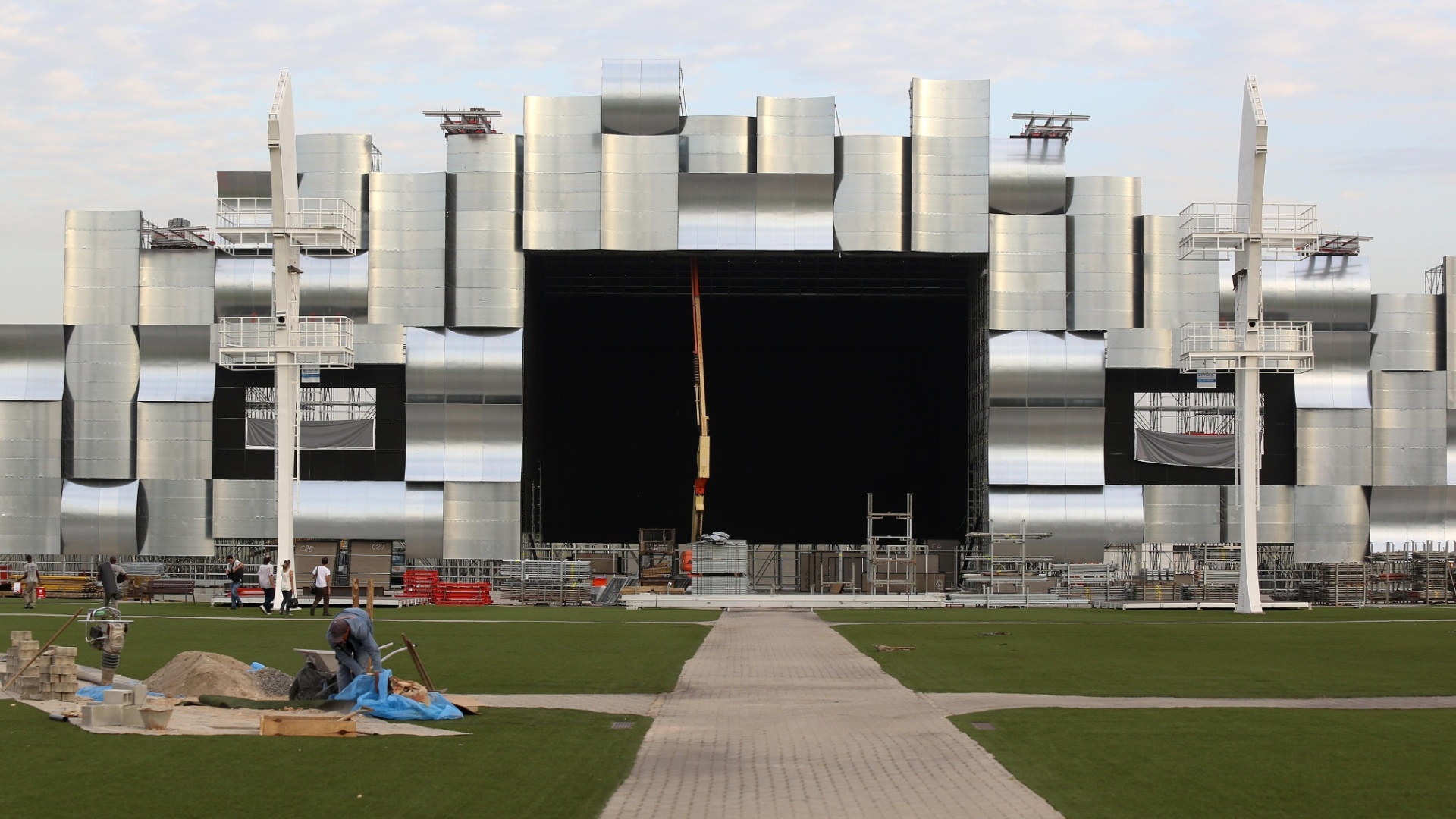 13.ago.2013 - Palco Mundo do Rock in Rio recebe retoques finais para o festival, que se - Fernando Maia/UOL