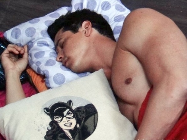 Em "Amor à Vida", Guto dorme na cama de Patrícia e pede para morar com ela