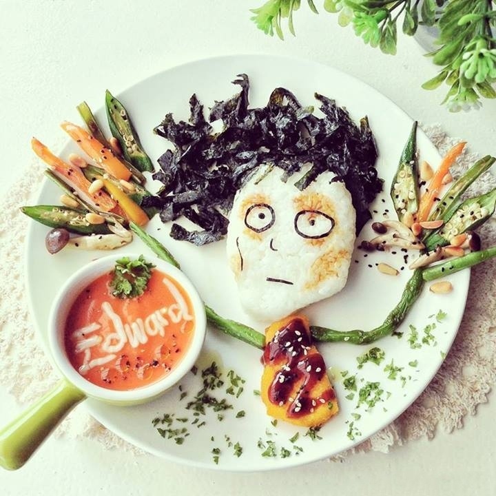 Lee Samantha usou arroz japonês, folhas de alga, nuggets de frango e legumes (quiabo, pimento, feijão verde) para compor no prato o pesonagem principal do filme "Edward Mãos de Tesoura", de Tim Burton - Lee Samantha/ Divulgação