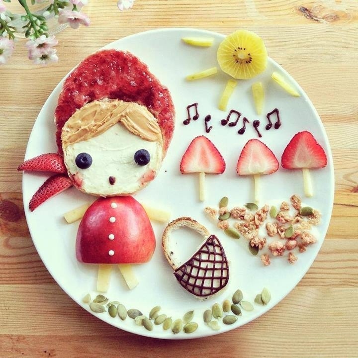 Nessa criação, Lee Samantha retrata a personagem da história infantil "Chapeuzinho Vermelho". Para compor, ela usou pão, cream cheese, manteiga de amendoim, geleia, morango, maçã e blueberry - Lee Samantha/ Divulgação