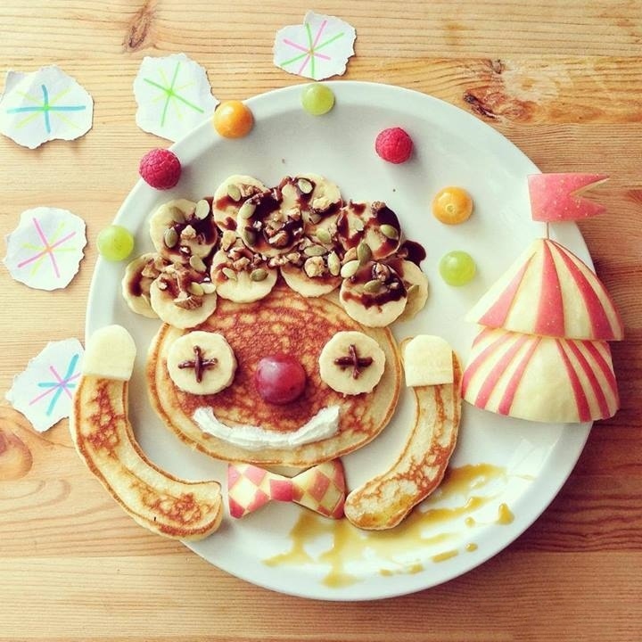 Nessa criação, Lee Samantha usou panquecas, banana, uvas vermelhas e verdes, chocolate, maçã e chantilly para fazer um palhaço e um tenda de circo surgirem no prato - Lee Samantha/ Divulgação