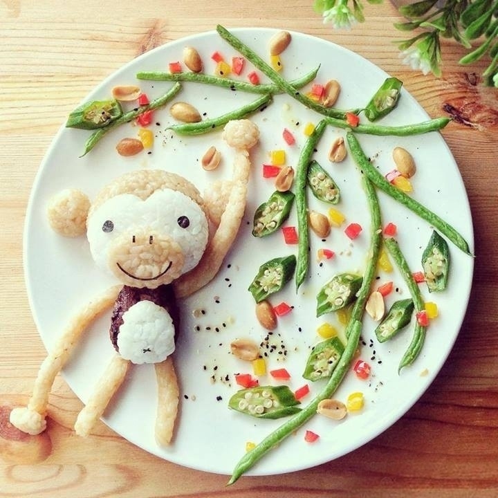 Para fazer esse macaquinho pendurado em uma árvore de vagem, Lee Samantha utilizou arroz japonês, arroz integral, carne e pedacinhos de alga para os olhos, nariz e boca - Lee Samantha/ Divulgação