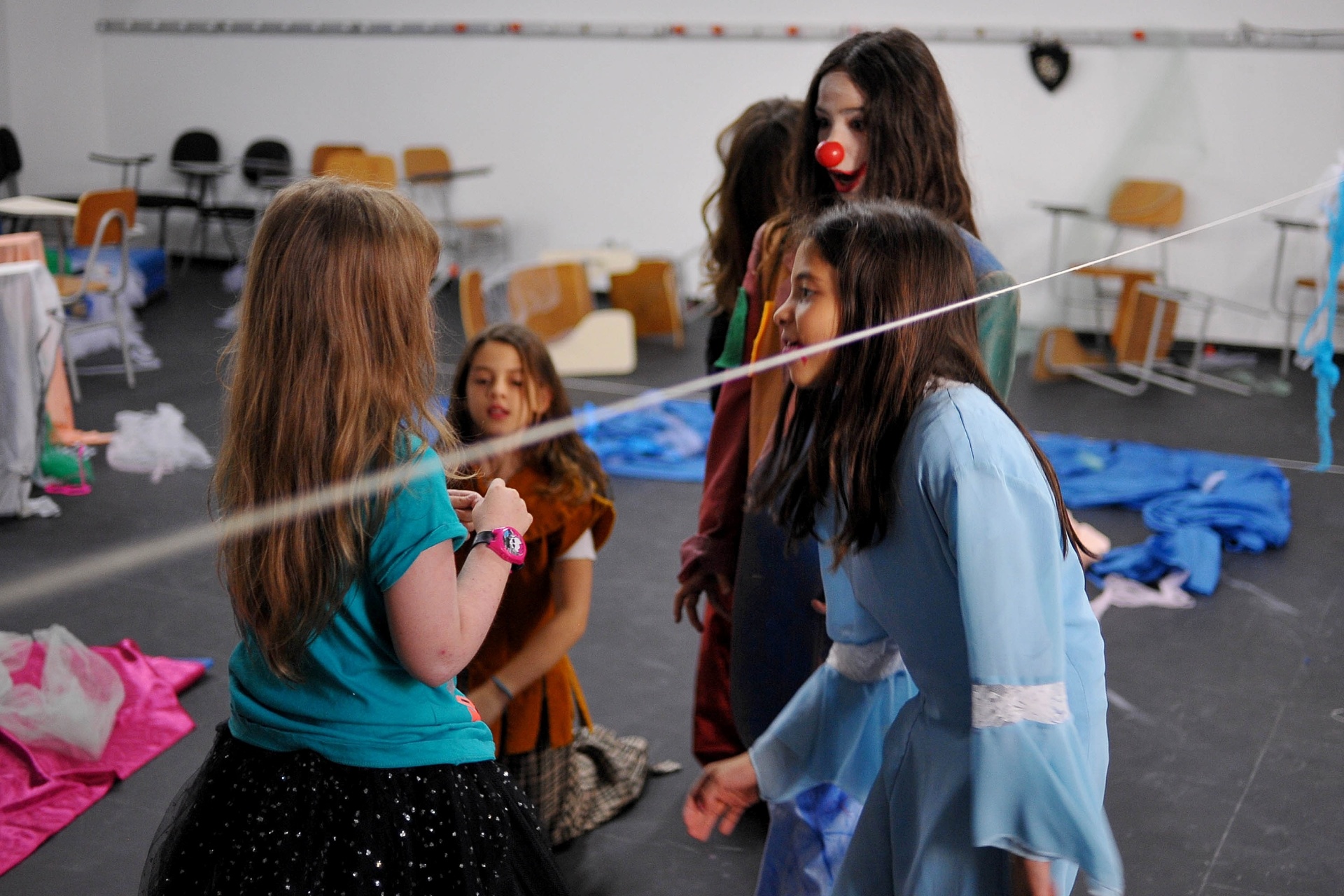 Com tempo estipulado pelas professoras Camila Urbano e Isabela Marioto, os alunos da Casa do Teatro conseguem combinar como as cenas acontecerão e ainda ensaiar para não ter erro - Reinaldo Canato/UOL