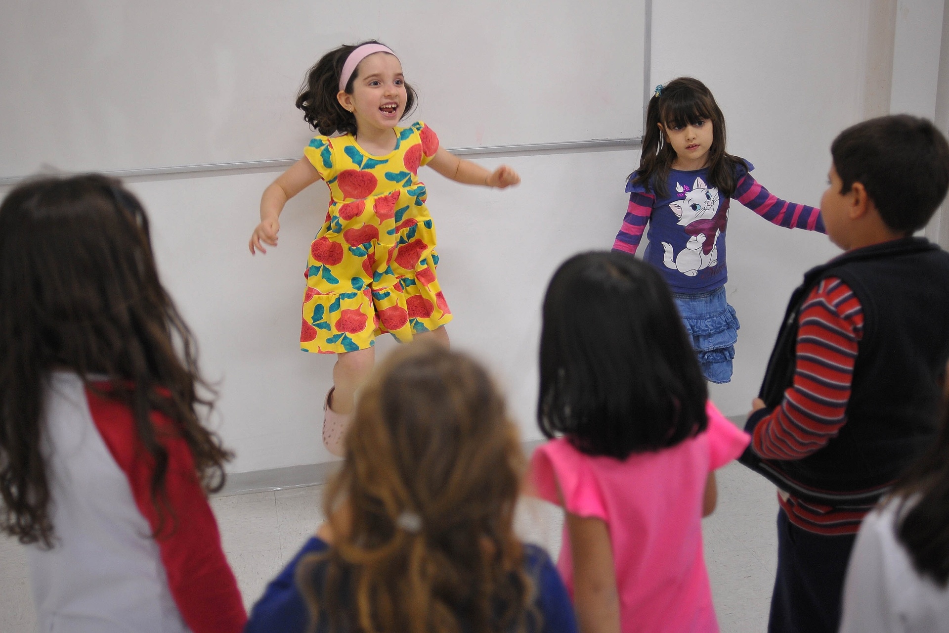 Durante a aula na Casa do Teatro, muitas vezes os alunos precisam ficar à frente e fazer movimentos para que os amigos imitem. Dependendo do ritmo que o professor Alexandre Maldonato está tocando no piano, os passos podem aumentar de velocidade ou diminuir, e todos têm que acompanhar - Reinaldo Canato/UOL