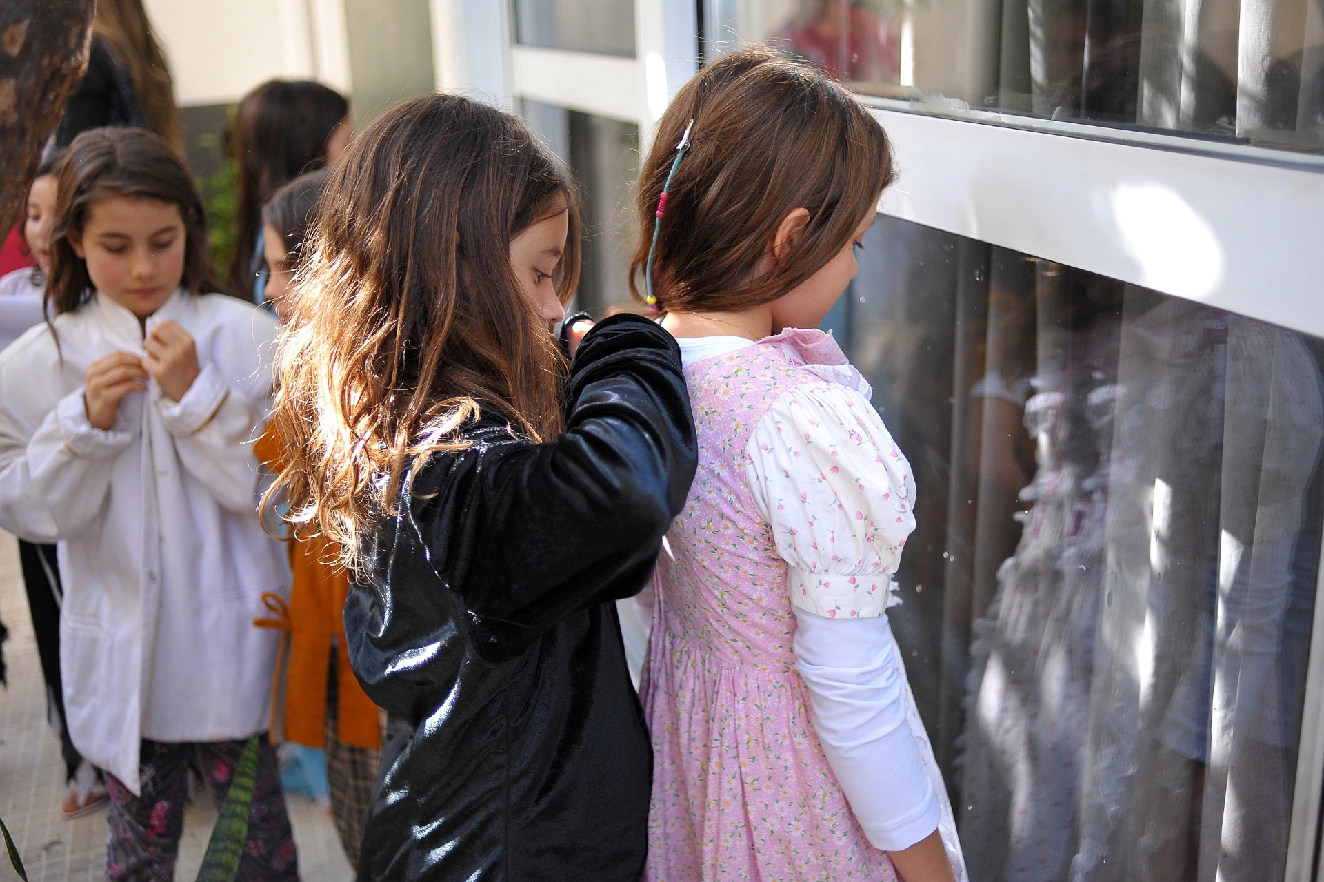 Nas aulas da Casa do Teatro, são os alunos que criam as cenas, falas e produzem cenário e figurino a partir do arsenal que a escola oferece. A turma é divida em grupos para que se preparem e a cada aula um tema novo é sugerido para ser encenado. Nesse dia, a peça teria que envolver zumbis - Reinaldo Canato/UOL