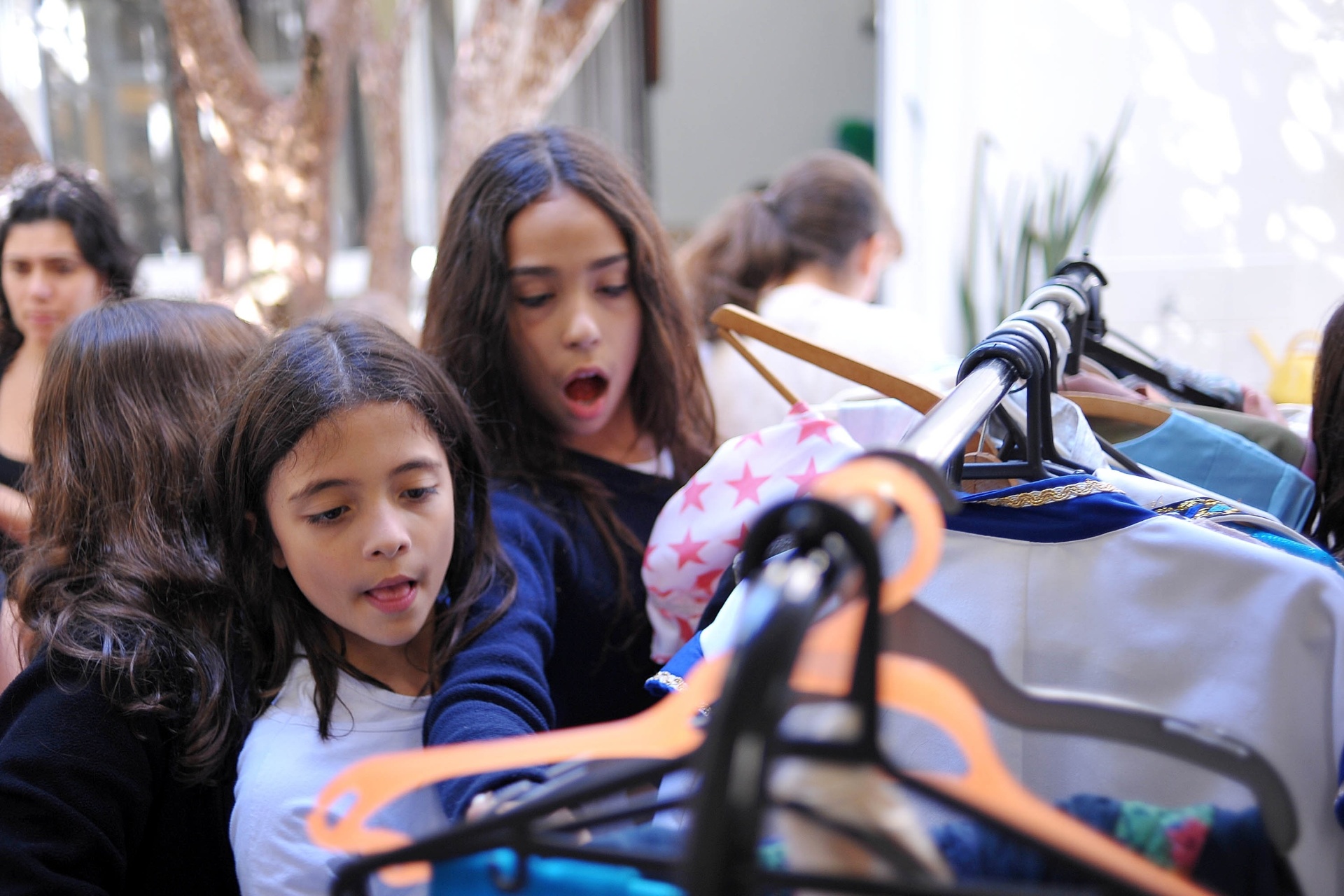 Ao mesmo tempo, a turma com crianças de 8 a 10 anos já se prepara para encenar, supervizionadas pelas professoras Camila Urbano e Isabela Marioto. Os alunos têm à disposição um arsenal de figurinos e tecidos que podem ser usados no cenário das peças - Reinaldo Canato/UOL