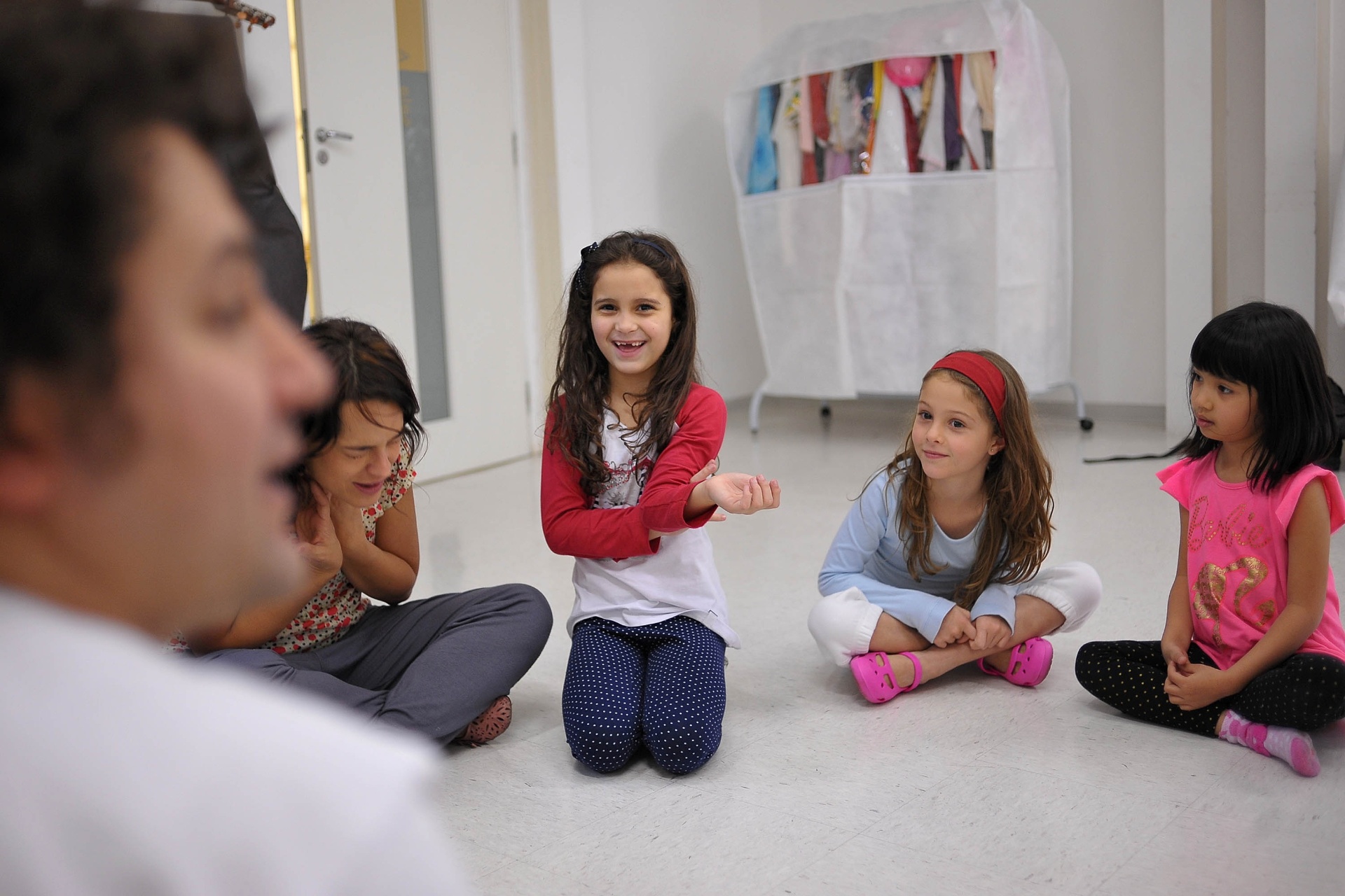 Nessa aula da Casa do Teatro, os alunos com idade de 5 a 7 anos, fazem exercícios de canto e expressão corporal, supervizionados pelos professores Alexandre Maldonato e Elenira Peixoto - Reinaldo Canato/UOL
