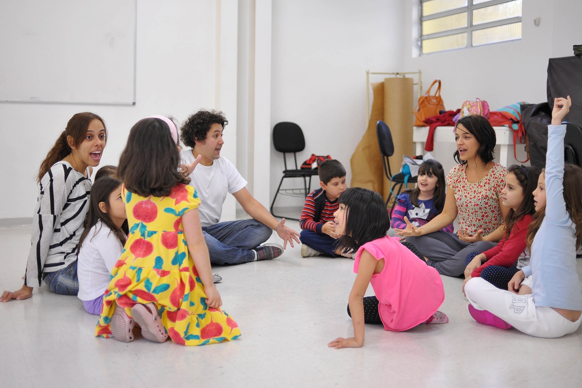 A professora de teatro Elenira Peixoto também acompanha as aulas de música das crianças de 5 a 7 anos - Reinaldo Canato/UOL