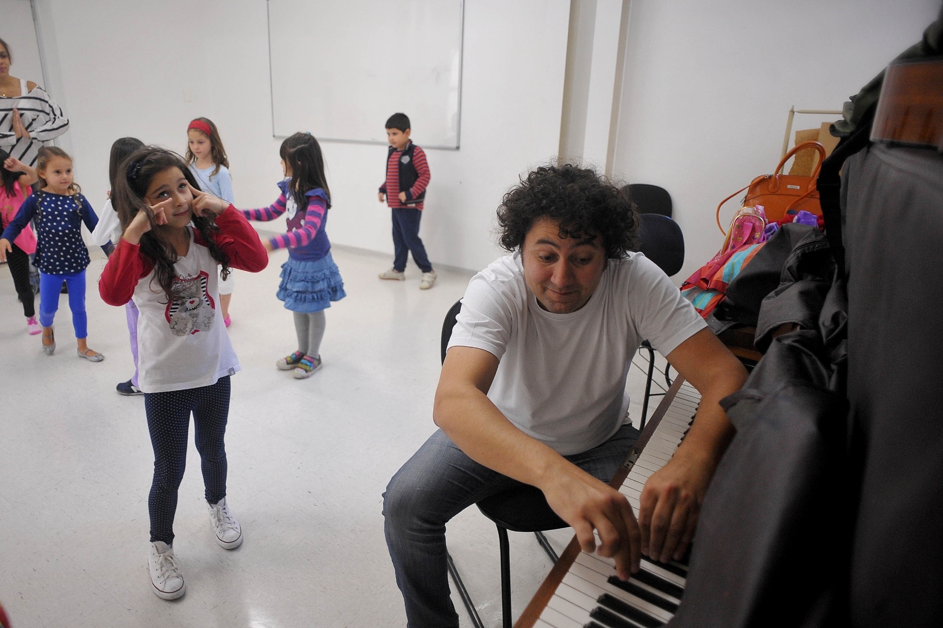 Durante as aulas de música do professor Alexandre Maldonato, as crianças cantam, se expressam e se preparam para a aula de teatro que vem a seguir - Reinaldo Canato/UOL