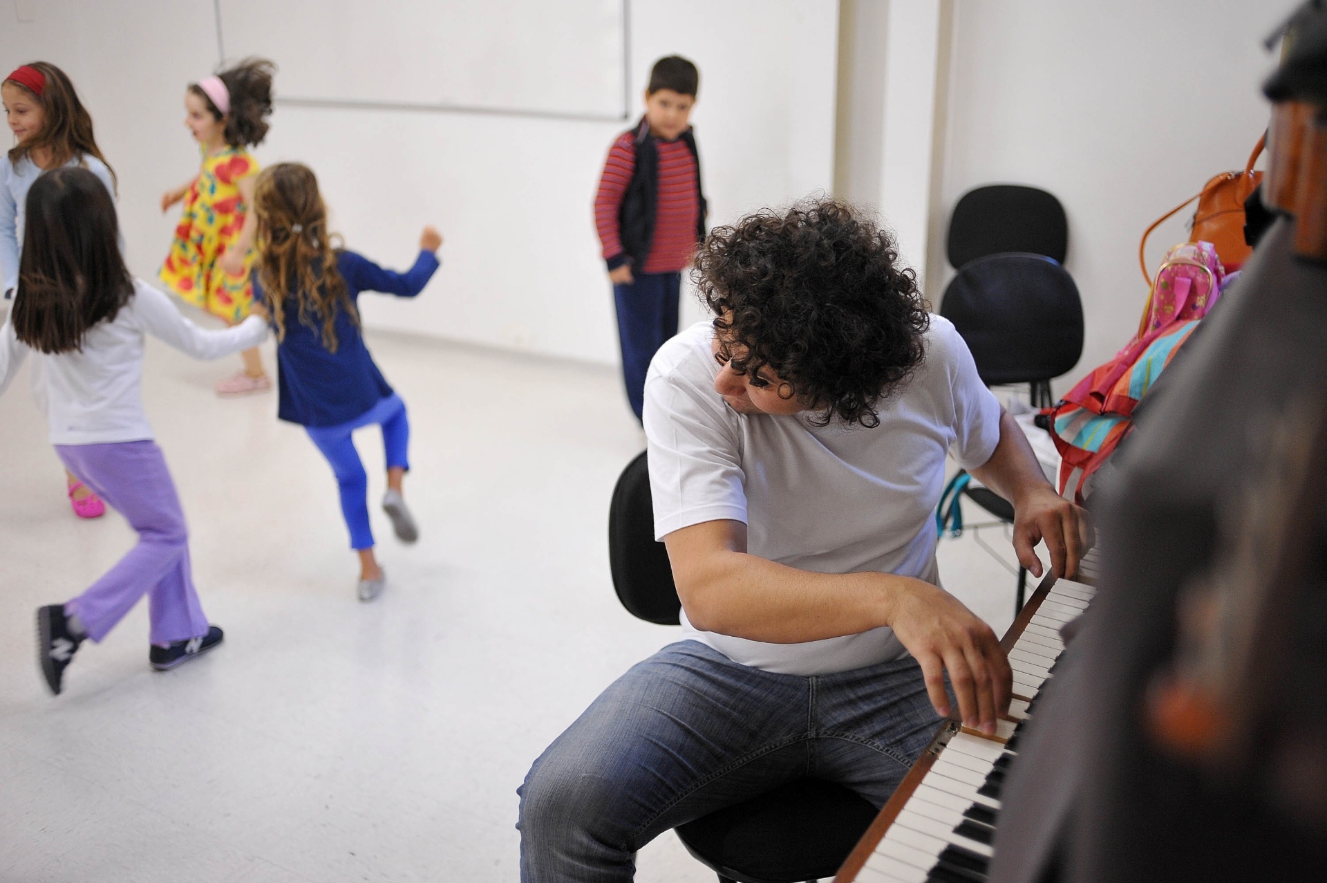 Na Casa do Teatro as aulas são divididas por faixa etária. As crianças ocupam a escola no mesmo horário, e enquanto uma turma faz aula de música, a outra já está criando cenas - Reinaldo Canato/UOL
