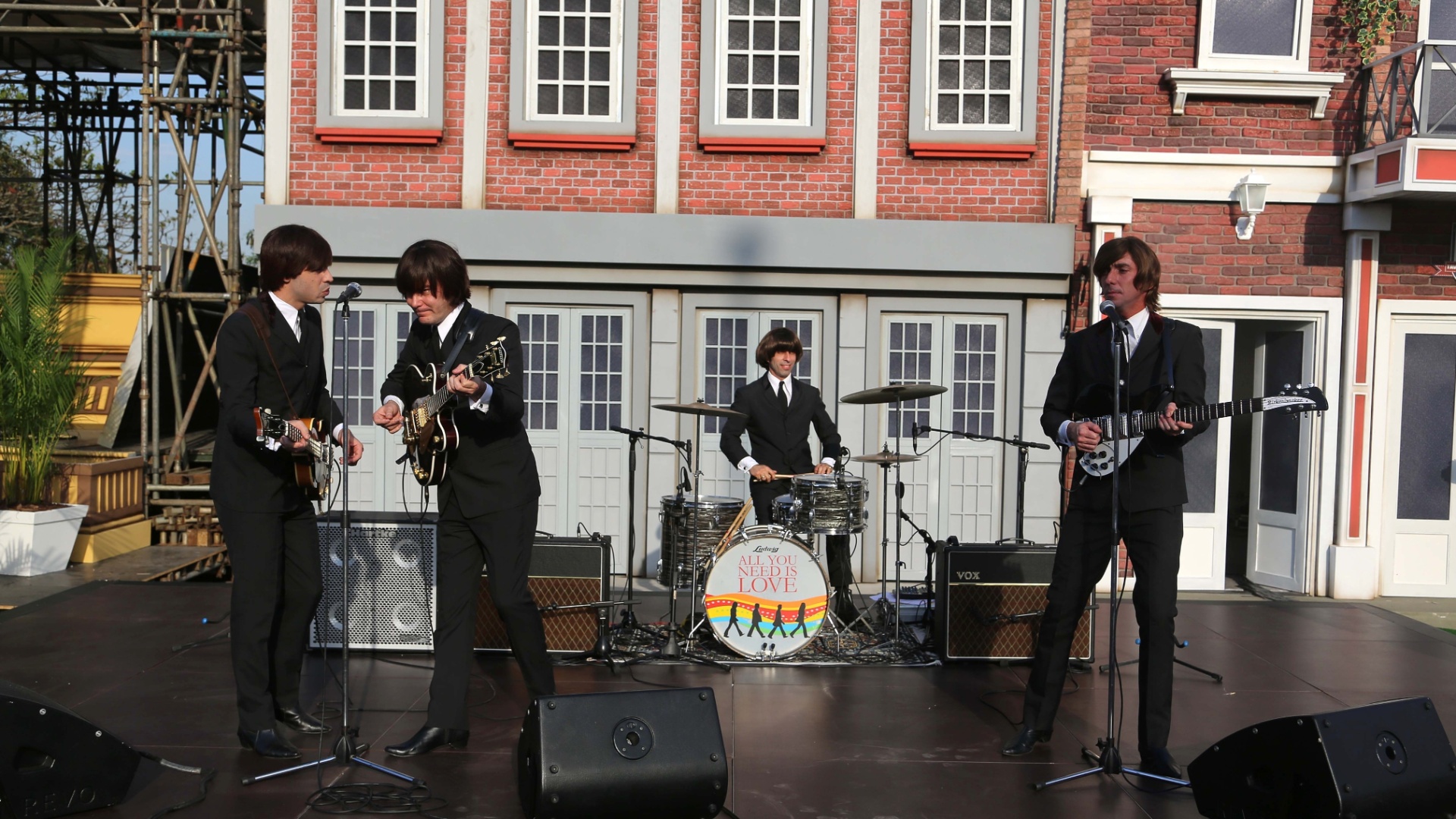 13.ago.2013 - Cover dos Beatles se apresenta na inauguração da Rock Street no Rock in Rio 2013 - Fernando Maia/UOL