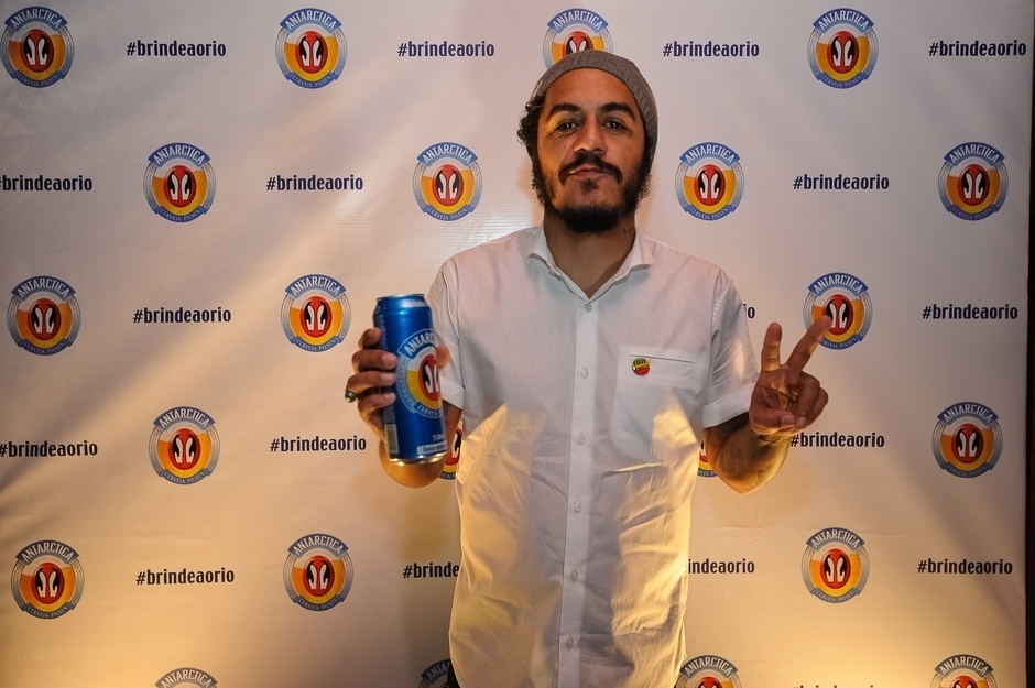 13.ago.2013 - O cantor Marcelo D2 chega  para a festa "Um Brinde Ao Rio", feita por uma marca de cerveja. O evento aconteceu no Rio de Janeiro