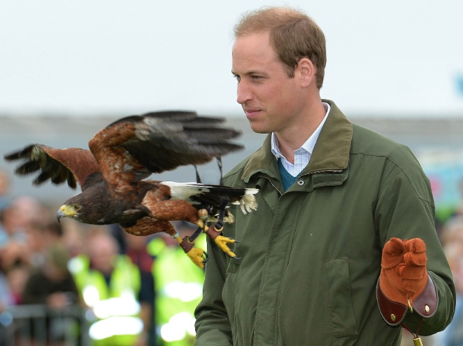 14.ago.2013 - Príncipe William participa de seu primeiro evento oficial após o nascimento do filho, em Bangor, Wales