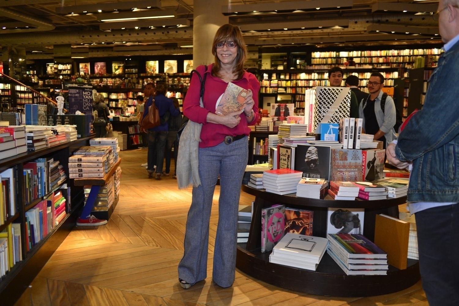 14.ago.2013- Gloria Perez prestigiou o lançamento do livro " A Voz do Alemão" em livraria no Leblon, Zona Sul do Rio de Janeiro