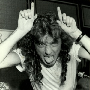 Angus Young, durante passagem do AC/DC pelo Rock in Rio, em 1985 - Renata Falzoni/Folhapress