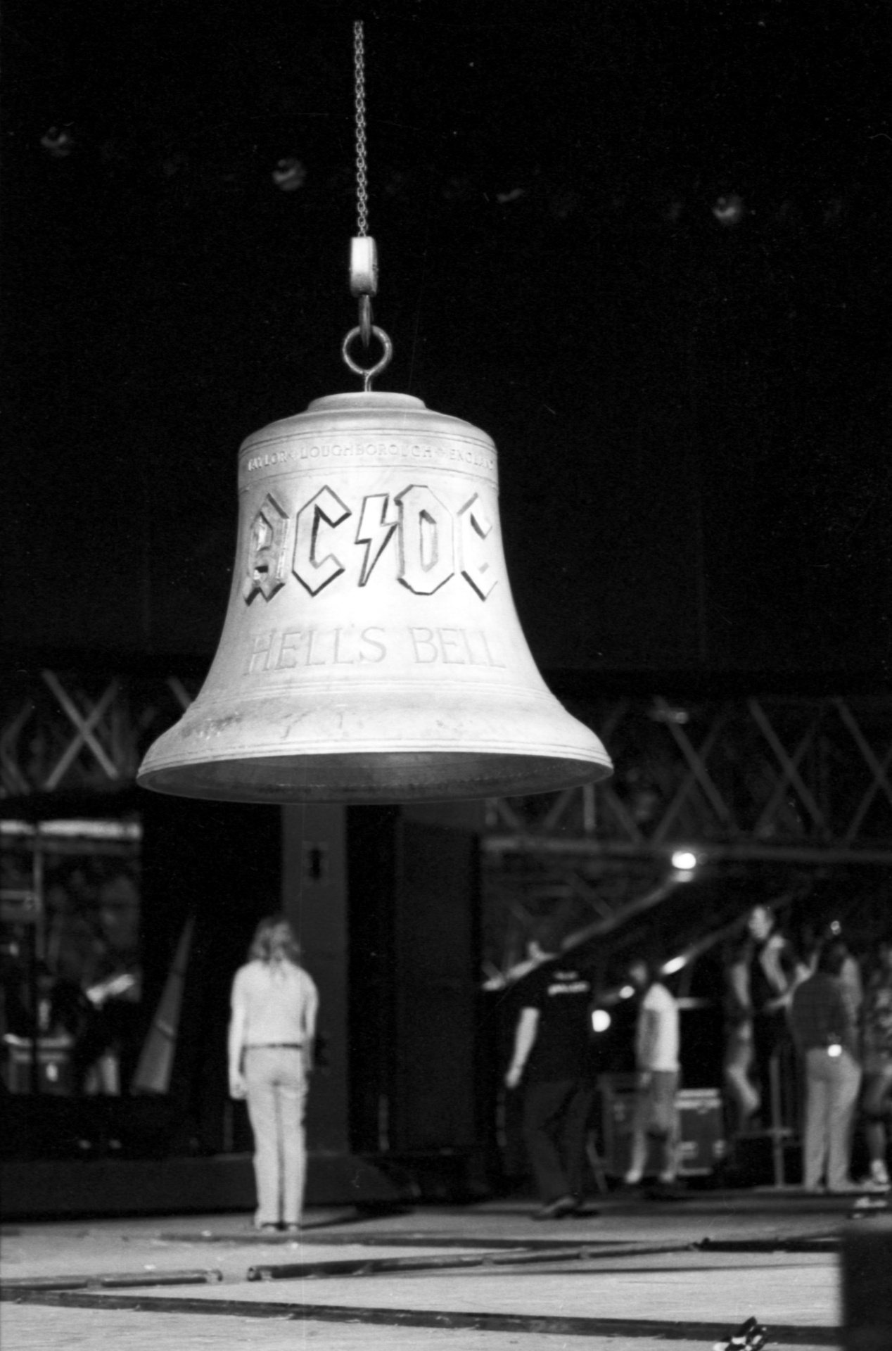 Detalhe de sino usado durante apresentação do AC/DC no Rock In Rio - Renata Falzoni/Folhapress