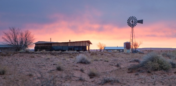 O telhado da casa de Lorraine Nakai aponta para as colinas da Nação Navajo, uma área de 71 mil km² (EUA) - Tony Cenicola/The New York Times