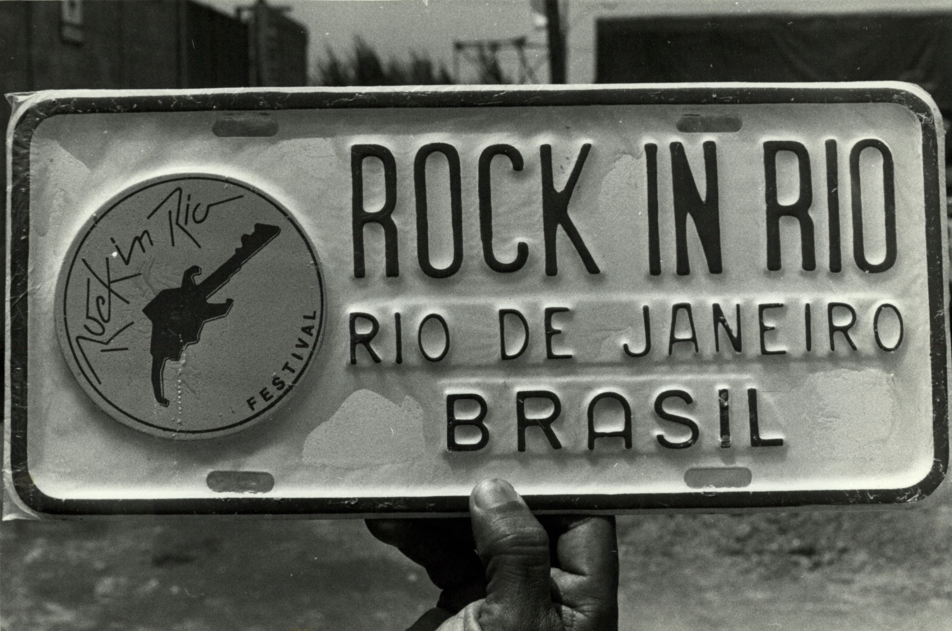 Placa comemorativa vendida como lembrança da primeira edição do festival Rock in Rio, em janeiro de 1985 - U. Dettmar/Folhapress