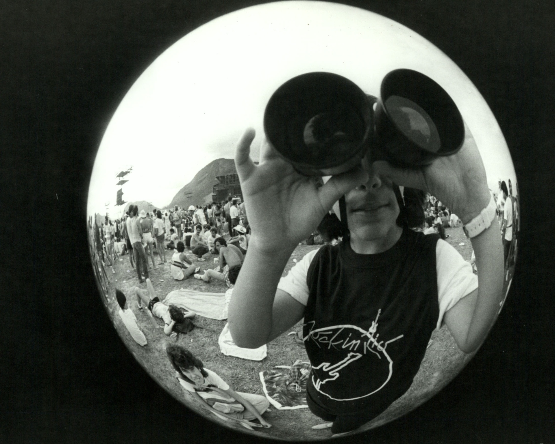 Fã brinca com binóculo na primeira edição do Rock In Rio - U. Dettmar/Folhapress