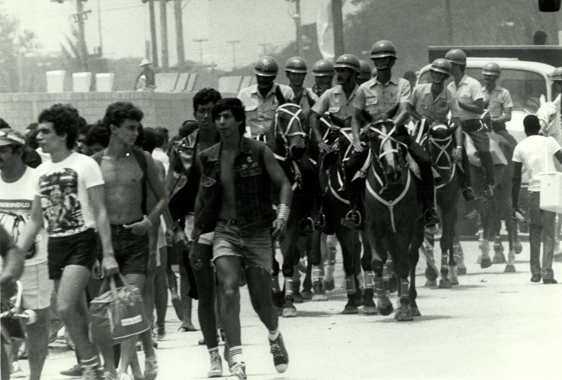 Público chega à Cidade do Rock sob olhar de policiais de cavalaria - U. Dettmar/Folhapress