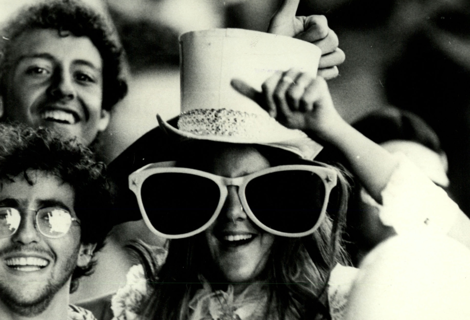 Óculos gigantes eram acessórios comuns entre os frequentadoes do Rock in Rio de 1985 - U. Dettmar/Folhapress