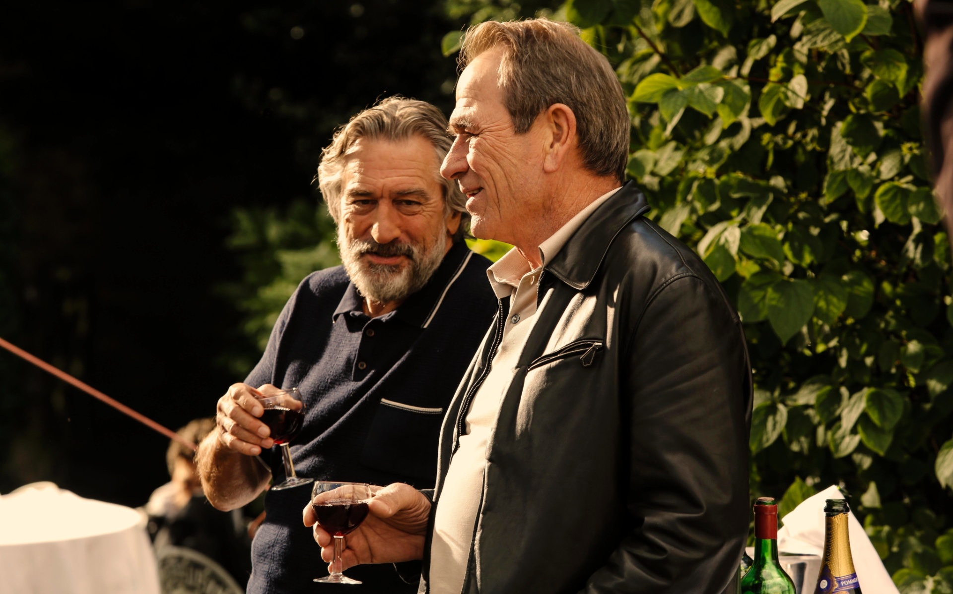 Robert de Niro e Tommy Lee Jones em cena de "A Família", de Luc Besson - Divulgação