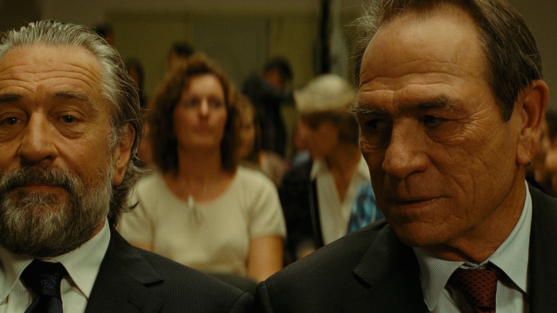 Robert de Niro e Tommy Lee Jones em cena de "A Família", de Luc Besson - Divulgação