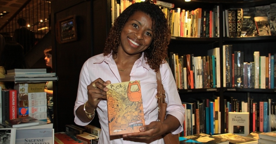 14.ago.2013 - Adriana da Empadinha, famosa vendedora de empadas do Alemão, compareceu ao lançamento do livro " A Voz do Alemão" em livraria no Leblon, Zona Sul do Rio de Janeiro