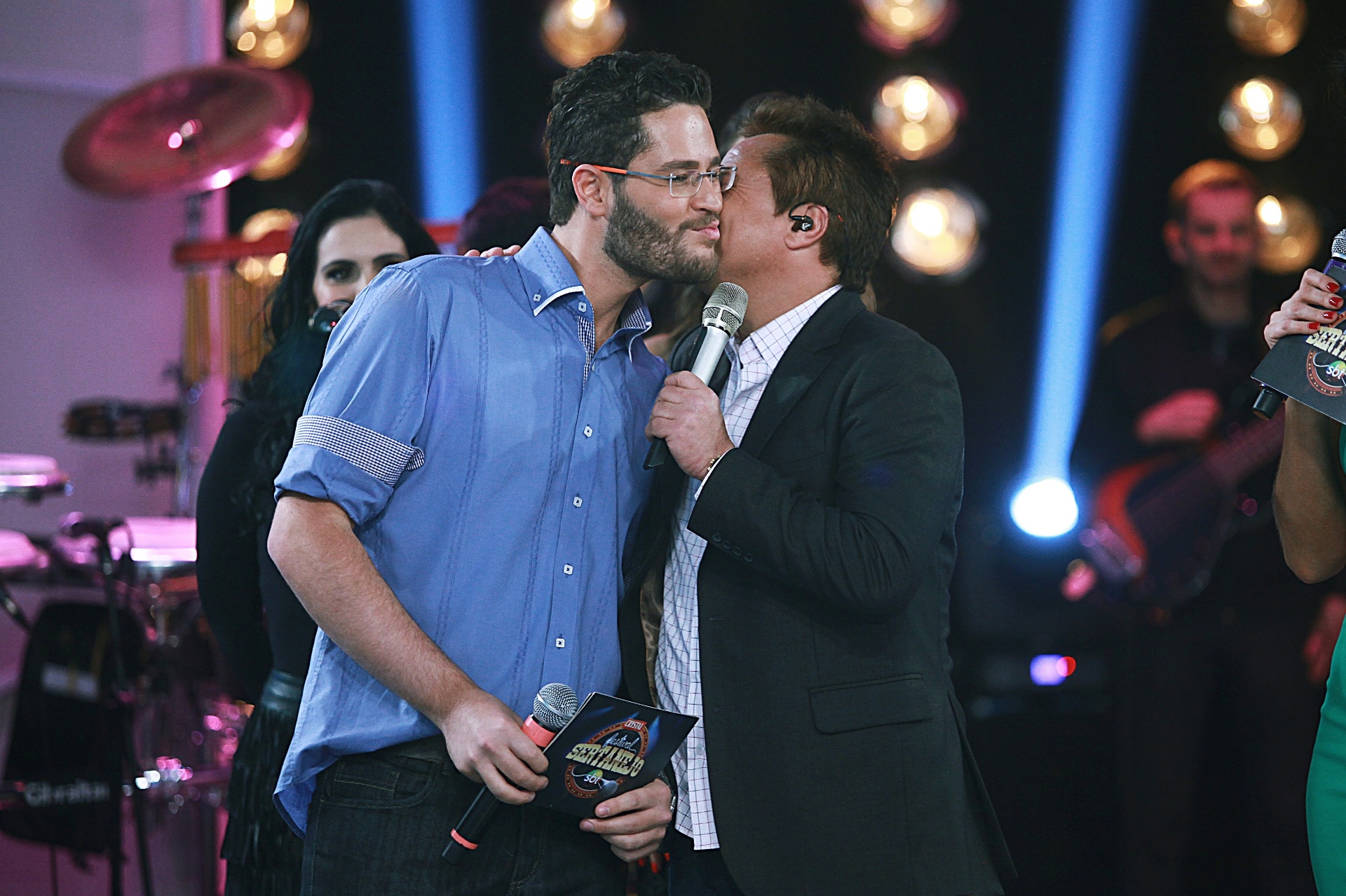 14.ago.2013 - O cantor e apresentador Pedro Leonardo grava edição do programa Festival Sertanejo com seu pai, o também cantor Leonardo. O programa vai ao ar no próximo sábado (17), às 22h15, no SBT. Leonardo também foi todo elogios para Pedro. "Ele me surpreendeu, está mandando muito bem. Eu sou um cara abençoado por Deus. Depois de tudo o que aconteceu, tenho que agradecer muito a Deus. Esse programa é uma terapia total para você. Está cada vez melhor", disse. - Roberto Nemanis/Divulgação